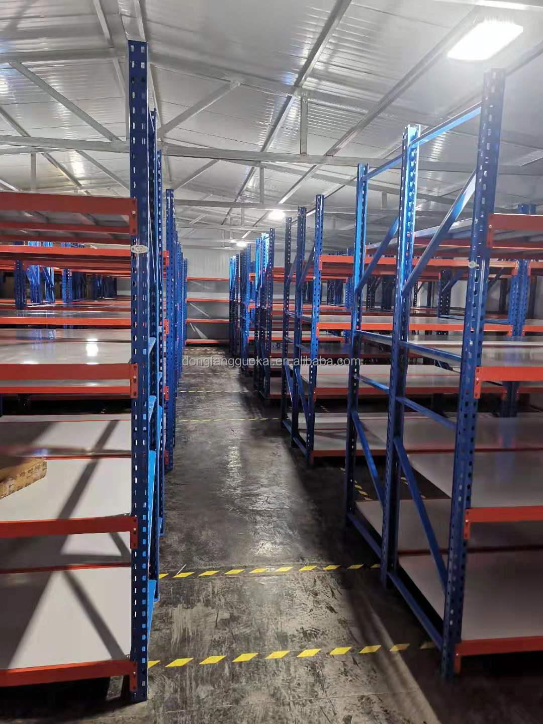 High Bearing Heavy Duty Warehouse Racking System Steel Vna Pallet Racking Boltless 3-Layer Corrosion Protection Narrow Rack