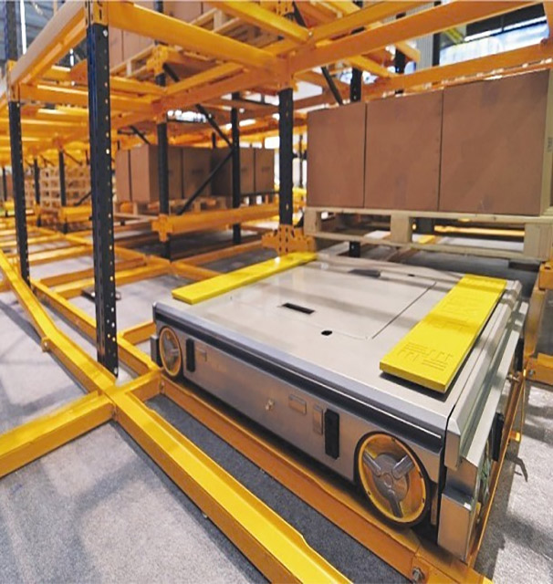 Automatic 5-Layer Selective Pallet Rack Steel Warehouse Storage Shuttle Racking System Radio-controlled Pallet Runner Rail