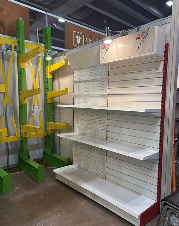 International procurement team at Guangzhou Heda Shelves Co., Ltd. booth