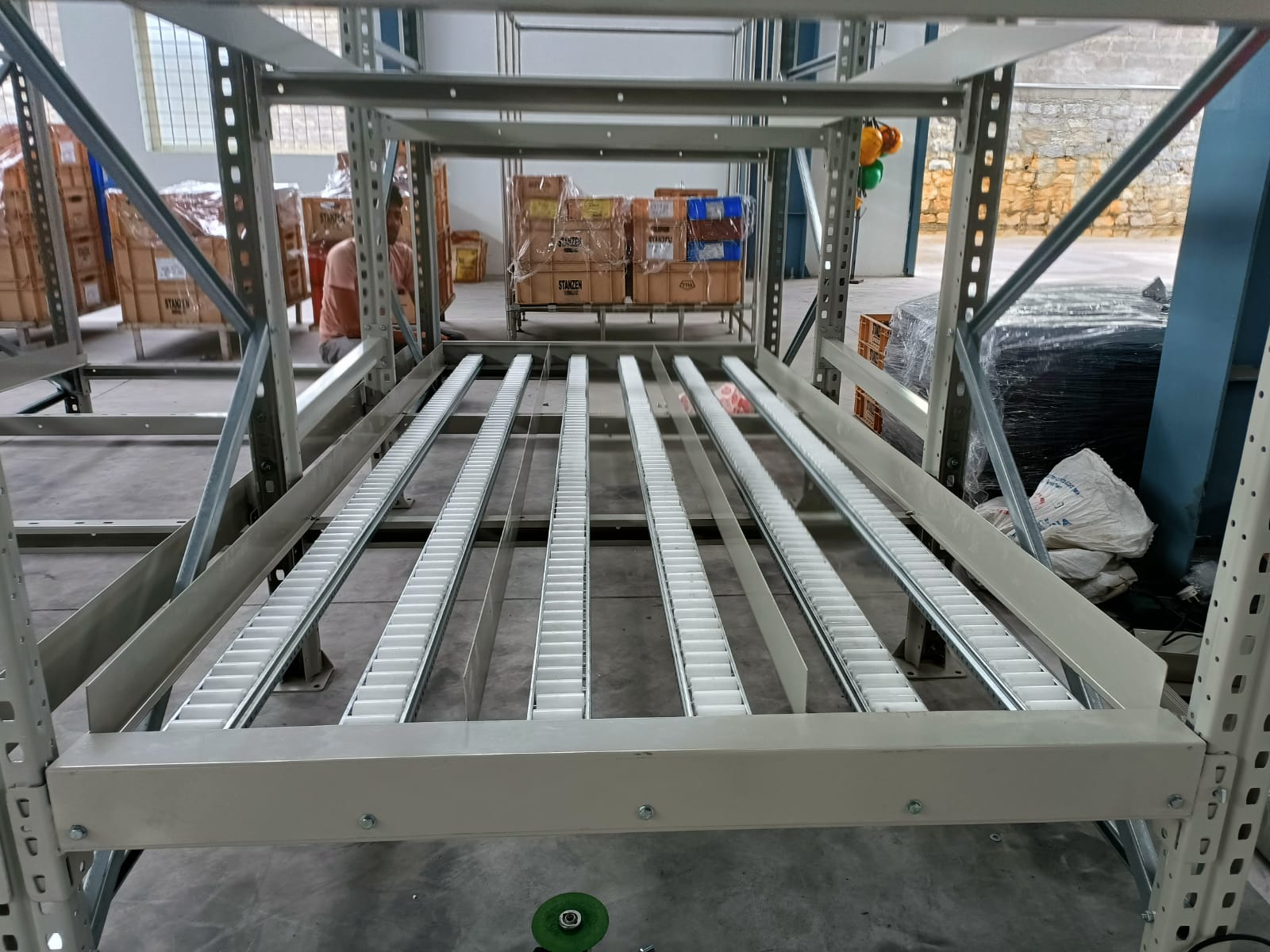 Heavy Duty Steel Powder Coated FIFO Rack Pallet Flow Racking System Gravity Flow High Load Capacity Modular Expandable Storage