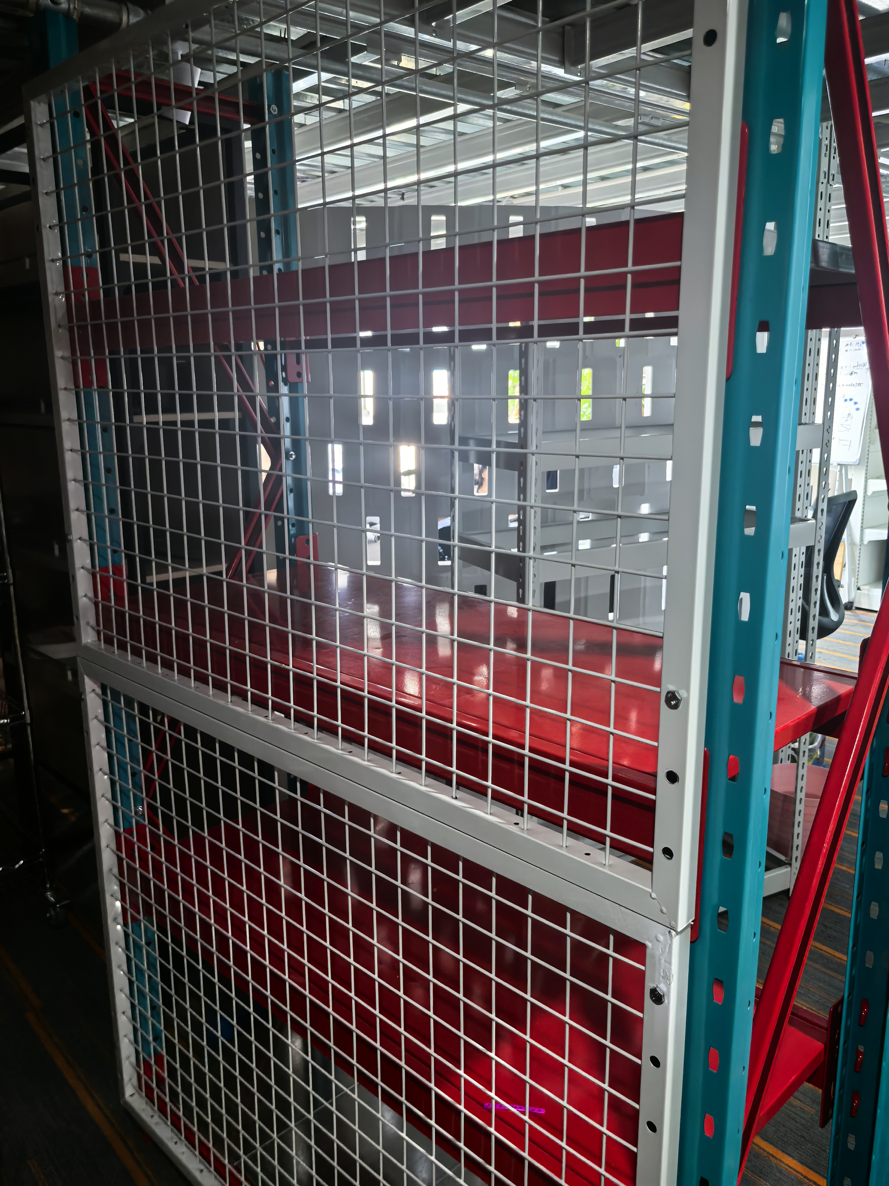 GM Heavy Duty Teardrop Pallet Rack Boltless Adjustable Steel Frame with Safety Beams for Warehouse Racking Operations