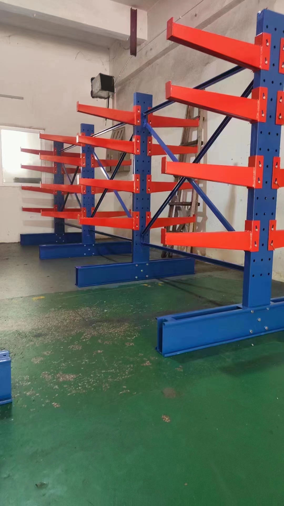 Heavy-duty Cantilever Racks Are Used for Warehouse Storage to Store Hardware, Steel Pipes, Pipes and Plates