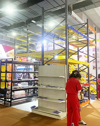 HEDA Shelves sales engineers talking with warehouse contractors