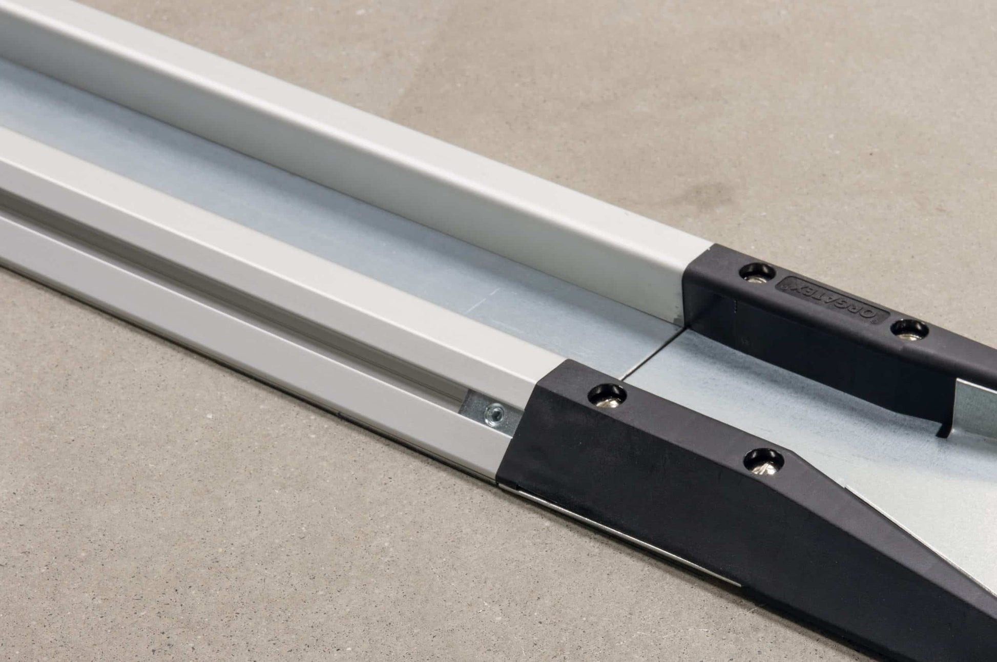 First in First Out Gravity Flow Lane Aluminum FIFO Rack Rail System for Warehouse Picking