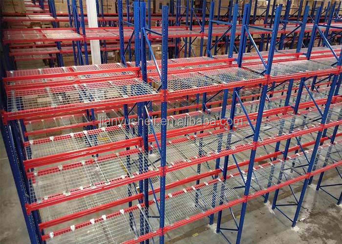 Heavy duty racking with wire deck
