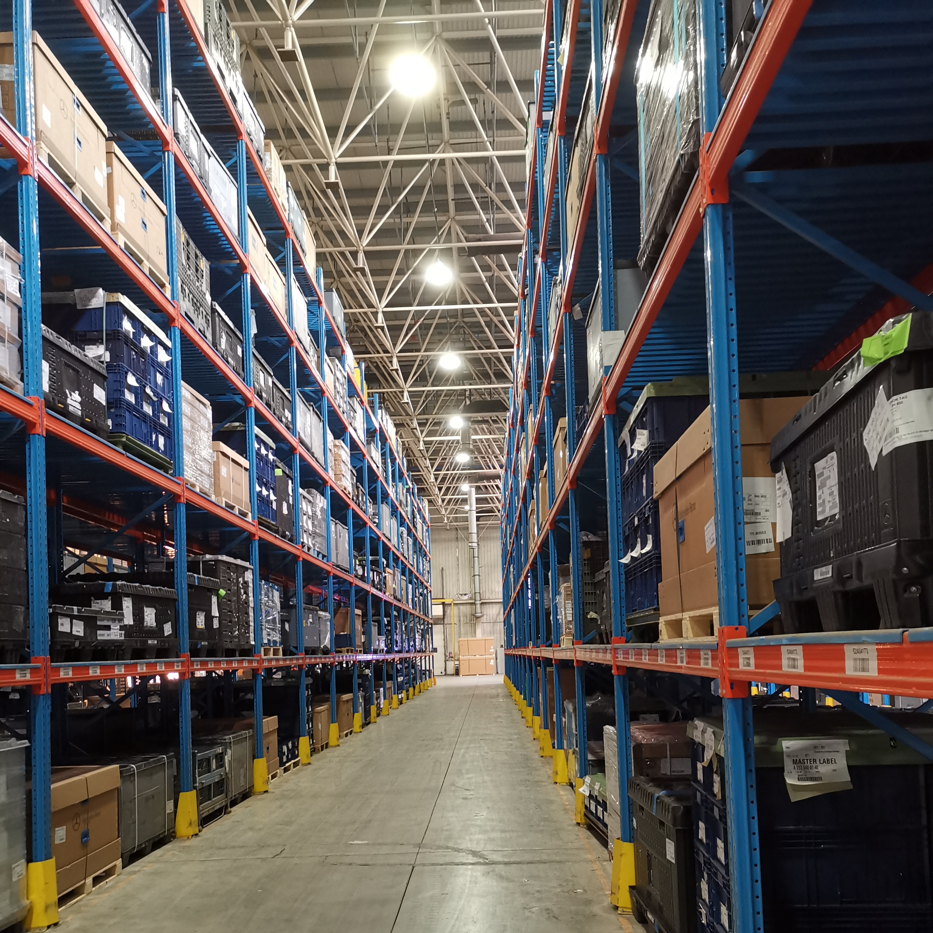 Heavy duty pallet racking setup