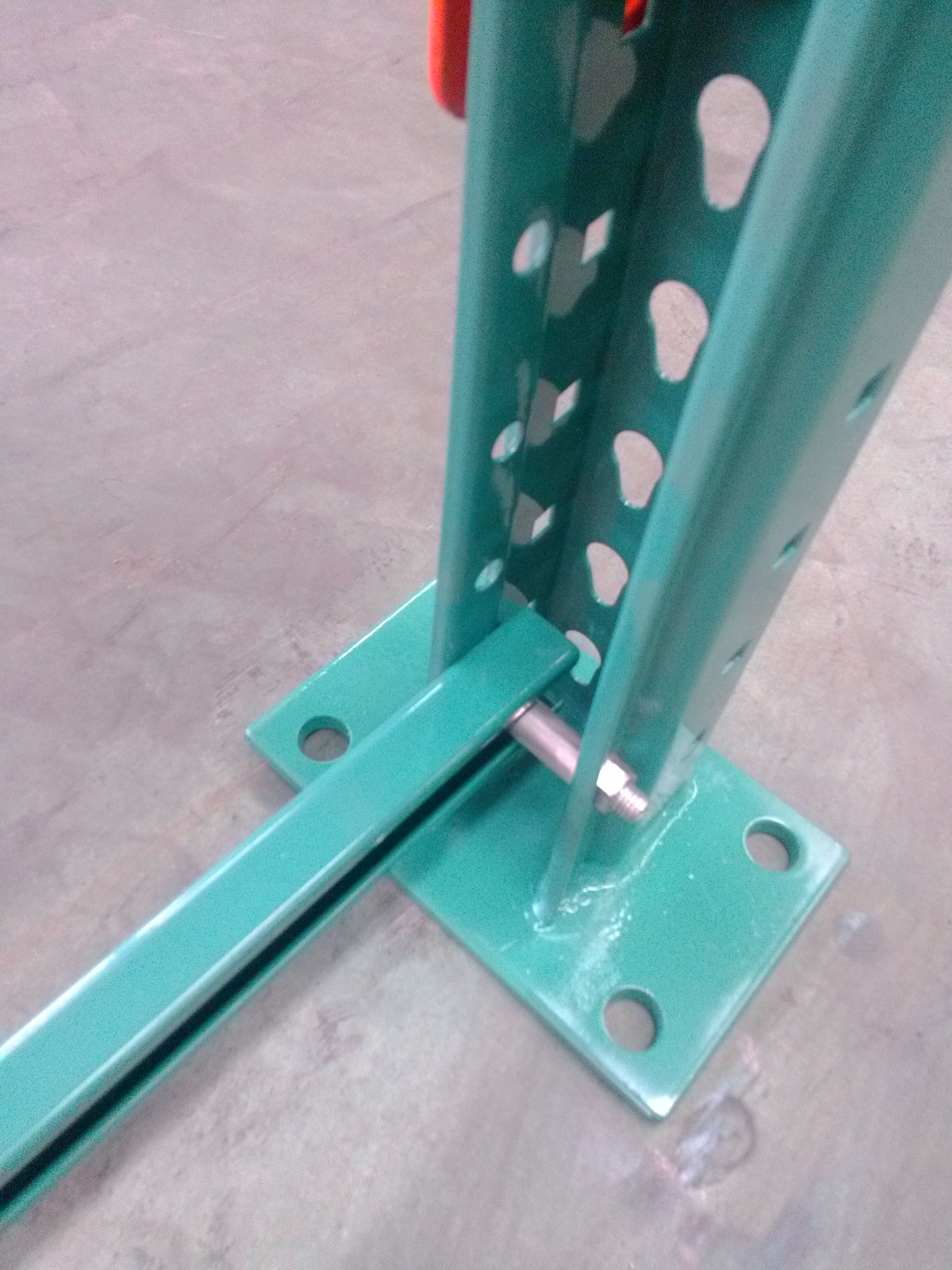 Teardrop Upright Heavy Duty Warehouse Storage North American Standard Pallet Rack